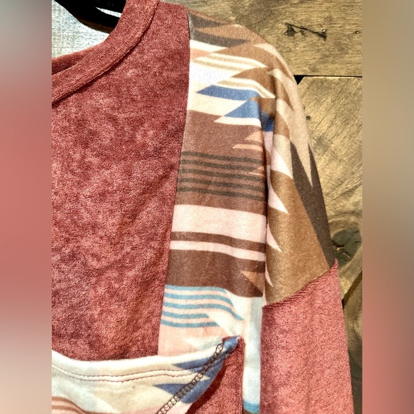 NWOT BiBi Long Sleeve Boho Aztec Thumb Hole Top Sz M - Picture 4 of 16